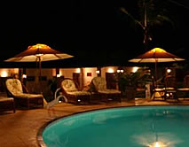 Foto noturna da piscina da pousada Dona Rosa em Cumbuco