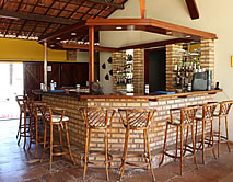 Foto noturna da piscina da pousada Dona Rosa em Cumbuco