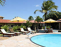 Foto noturna da piscina da pousada Dona Rosa em Cumbuco