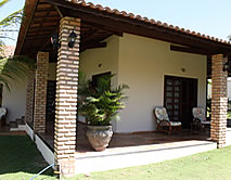 Foto noturna da piscina da pousada Dona Rosa em Cumbuco