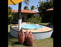 Foto noturna da piscina da pousada Dona Rosa em Cumbuco